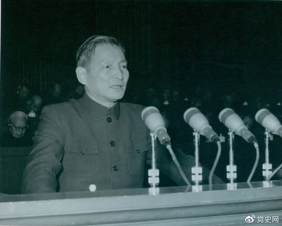 1956年12月，陳云在中華工商業(yè)聯(lián)合會(huì)第二屆會(huì)員代表大會(huì)上作報(bào)告。