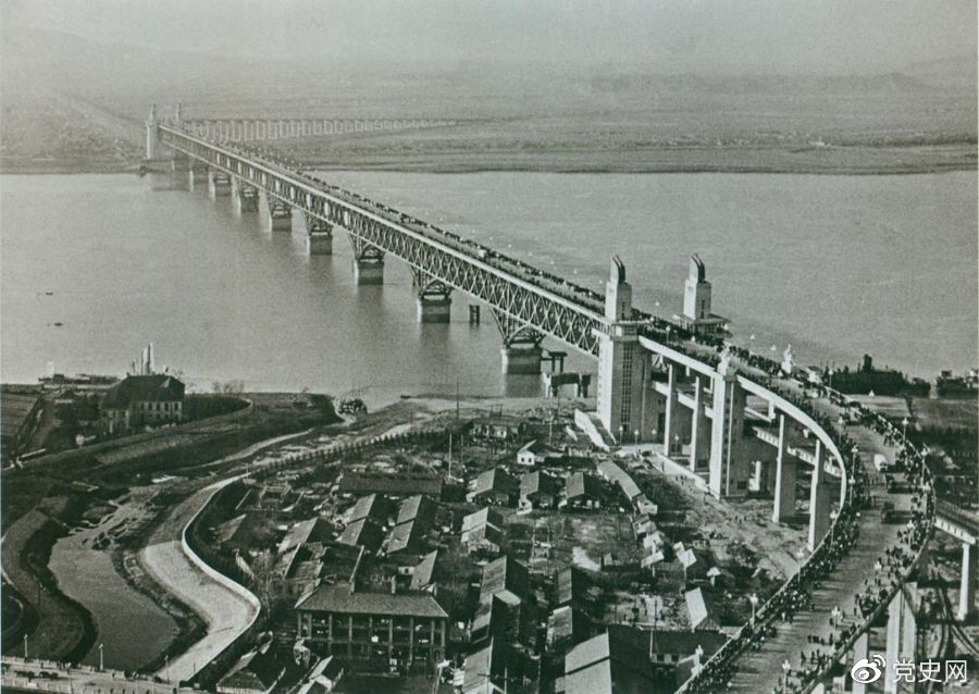 1968年12月29日， 南京長(zhǎng)江大橋全面建成通車。這是當(dāng)時(shí)中國(guó)自行設(shè)計(jì)建造的最大的鐵路、公路兩用橋。
