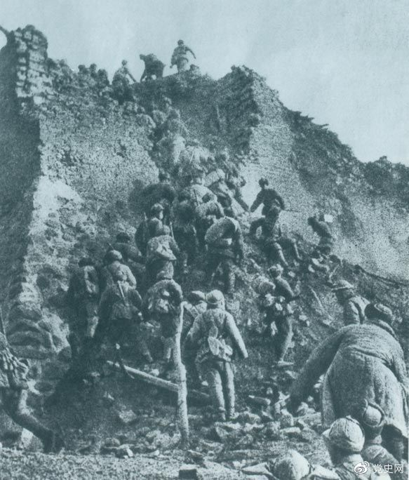 1948年12月，人民解放軍向新保安守敵發(fā)起攻擊。這是解放軍戰(zhàn)士登上新保安城頭。 